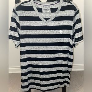 EXPRESS - Men’s Striped V-Neck Tee Medium